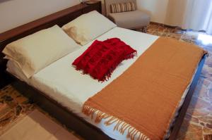 A bed or beds in a room at Appartamento da Nonna Pina