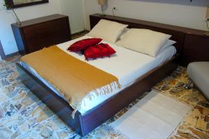 A bed or beds in a room at Appartamento da Nonna Pina