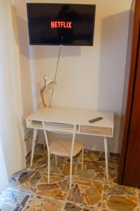 A television and/or entertainment centre at Appartamento da Nonna Pina