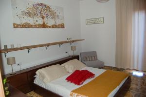 A bed or beds in a room at Appartamento da Nonna Pina
