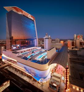 un gran edificio con una piscina en la parte superior en Circa Resort & Casino - Adults Only, en Las Vegas