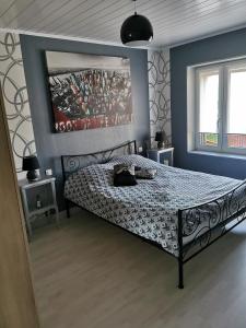 - une chambre avec un grand lit dans l'établissement gite de plaisance, à Lagarde