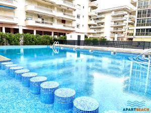 Bazén v ubytování APARTBEACH ADRIATICO 518 VISTAS PLAYA y CLIMATIZADO nebo v jeho okolí