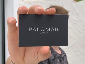 een persoon met een zwarte kaart in zijn hand bij Palau de Palomar - PalomarGroup in Valencia