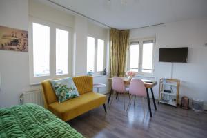 a bedroom with a bed and a table and chairs at El Puerto Bed and Breakfast in Hoorn