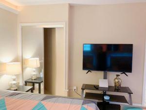 Et tv og/eller underholdning på Great home! Great location! Pets welcome + 3 billeder