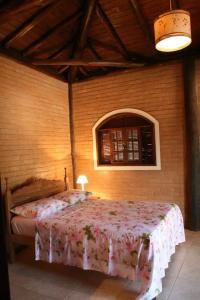 Säng eller sängar i ett rum på Pousada Cantinho das Fadas