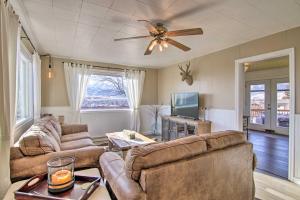 sala de estar con 2 sofás y ventilador de techo en Yellowstone Country Family Home with View and Hot Tub, en Livingston