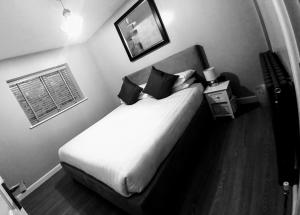 a black and white photo of a bedroom with a bed at Valley Mount House & Apartment in Harrogate