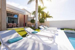 Bazén v ubytovaní Villa La Caleta Golf alebo v jeho blízkosti