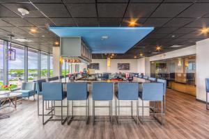 Ресторант или друго място за хранене в Holiday Inn Miami International Airport by IHG