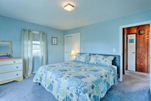 Een bed of bedden in een kamer bij Rhode Island Oceanview Retreat Walk to Shore!