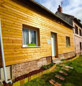 una casa de madera con 2 ventanas laterales en Les Nuits Bonneuilloises Le Mustang, en Bonneuil-les-Eaux