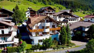 un gruppo di case in un villaggio di montagna di Aparthotel Alpin Life a Sankt Anton am Arlberg