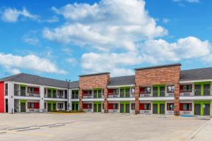 ein leerer Parkplatz vor einem Gebäude in der Unterkunft Americas Best Value Inn & Suites Kingwood IAH Airport in Kingwood