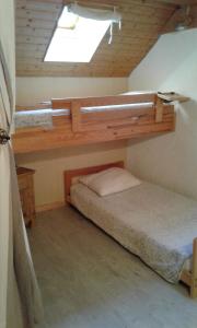 Tempat tidur susun dalam kamar di appartement Monetier les bains