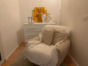 a couch in a room with two cats on a shelf at Casa Sauro in Campobello di Licata