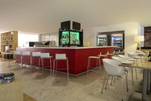 Lounge nebo bar v ubytování Fiesta Inn Leon + 21 fotografií