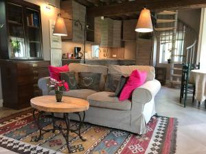 a living room with a couch and a table at Charmante Maison entre les Pommiers in Fresne-le-Plan