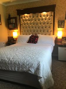 Uma cama ou camas num quarto em Crystal Springs B&B