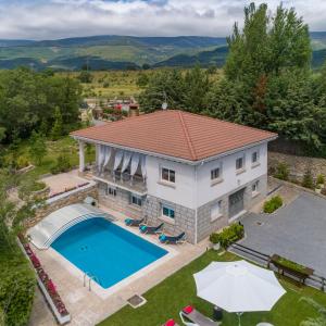 an aerial view of a house with a swimming pool at El Jardín de Alameda in Alameda del Valle