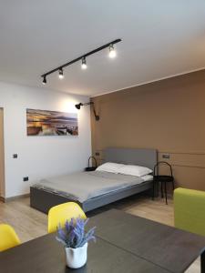 A bed or beds in a room at Marcos Apartments Nice and Cozy Pitesti