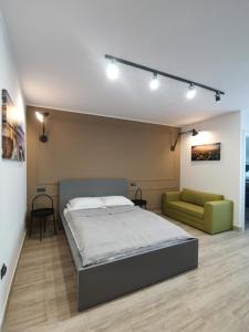 Un pat sau paturi într-o cameră la Marcos Apartments Nice and Cozy Pitesti