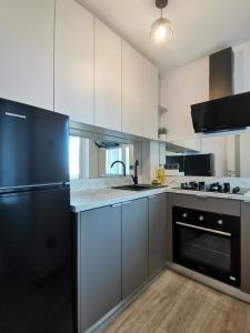 A kitchen or kitchenette at Marcos Apartments Nice and Cozy Pitesti