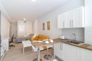A kitchen or kitchenette at Flatguest Mary Sanchez