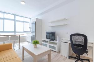 A television and/or entertainment centre at Flatguest Mary Sanchez