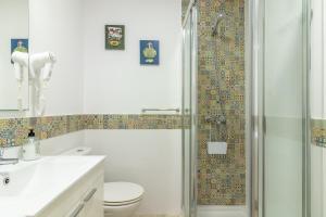 A bathroom at Flatguest Mary Sanchez Még 20 kép