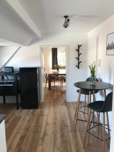 貝爾吉施格拉德巴赫的住宿－Apartment Frankfurt, top renoviert, 65qm DG，一间带桌椅的客厅和一间用餐室