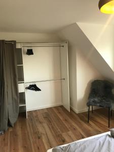 貝爾吉施格拉德巴赫的住宿－Apartment Frankfurt, top renoviert, 65qm DG，阁楼上带推拉门的房间