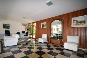 a living room with a checkered floor at Hotel Español Salto in Salto