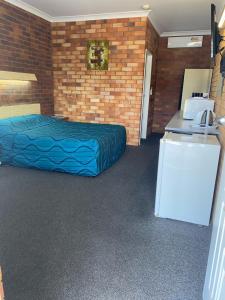 Glen Innes Lodge Motelにあるキッチンまたは簡易キッチン