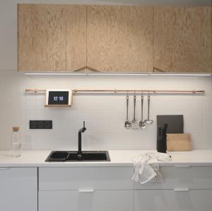 eine Küche mit einer Spüle und einer Arbeitsplatte in der Unterkunft Plaisance Appartements & Suites - Bouguenais Apt in Bouguenais