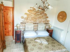 سرير أو أسرّة في غرفة في Xenios Torre Suda