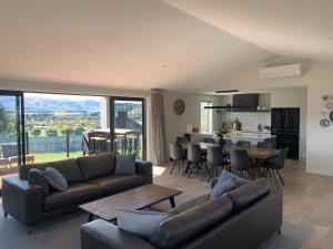 Гостиная зона в ValleyView Wanaka