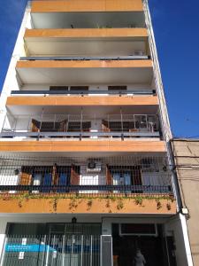 聖薩爾瓦多德胡胡伊的住宿－Departamento Balcarce Jujuy 4B，公寓大楼内的阳台种有植物