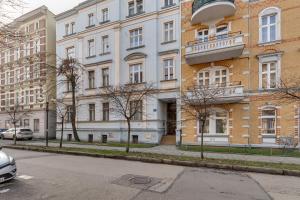 an empty street in front of a large building at Apartament Szczęśliwa Trzynastka in Gliwice