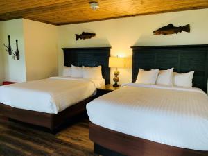 two beds in a hotel room with two beds sidx sidx sidx at Lake Quinault Lodge in Quinault