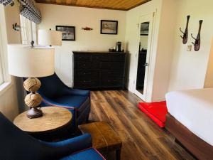 1 dormitorio con 1 cama, 1 silla y 1 lámpara en Lake Quinault Lodge, en Quinault