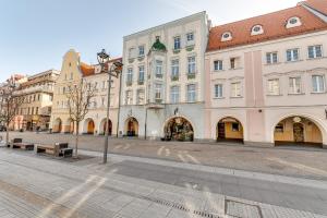 una calle vacía en una ciudad con edificios en Apartament Z Widokiem Na Rynek en Gliwice