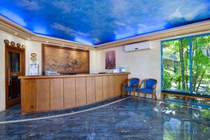 um quarto com um bar com tecto azul em Cairns Southside International em Cairns