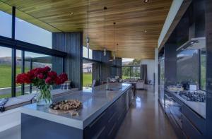 O bucătărie sau chicinetă la The Woolstore Luxury Holiday Home by MajorDomo