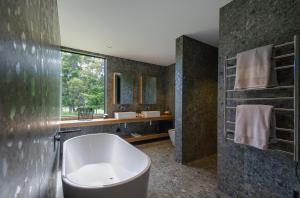 O baie la The Woolstore Luxury Holiday Home by MajorDomo