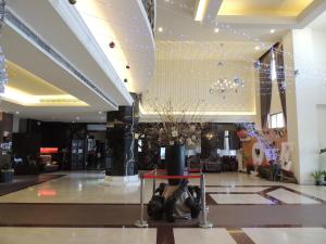 a lobby with a vase with flowers in it at Jade Garden Hotel in Gukeng