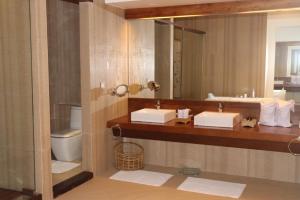 Koupelna v ubytování Pandanus Beach Resort & Spa
