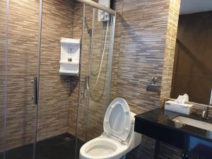 een badkamer met een toilet en een glazen douche bij DB Plus 2 in Ban O Pao