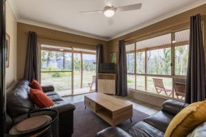 A seating area at Banksia Park Cottages